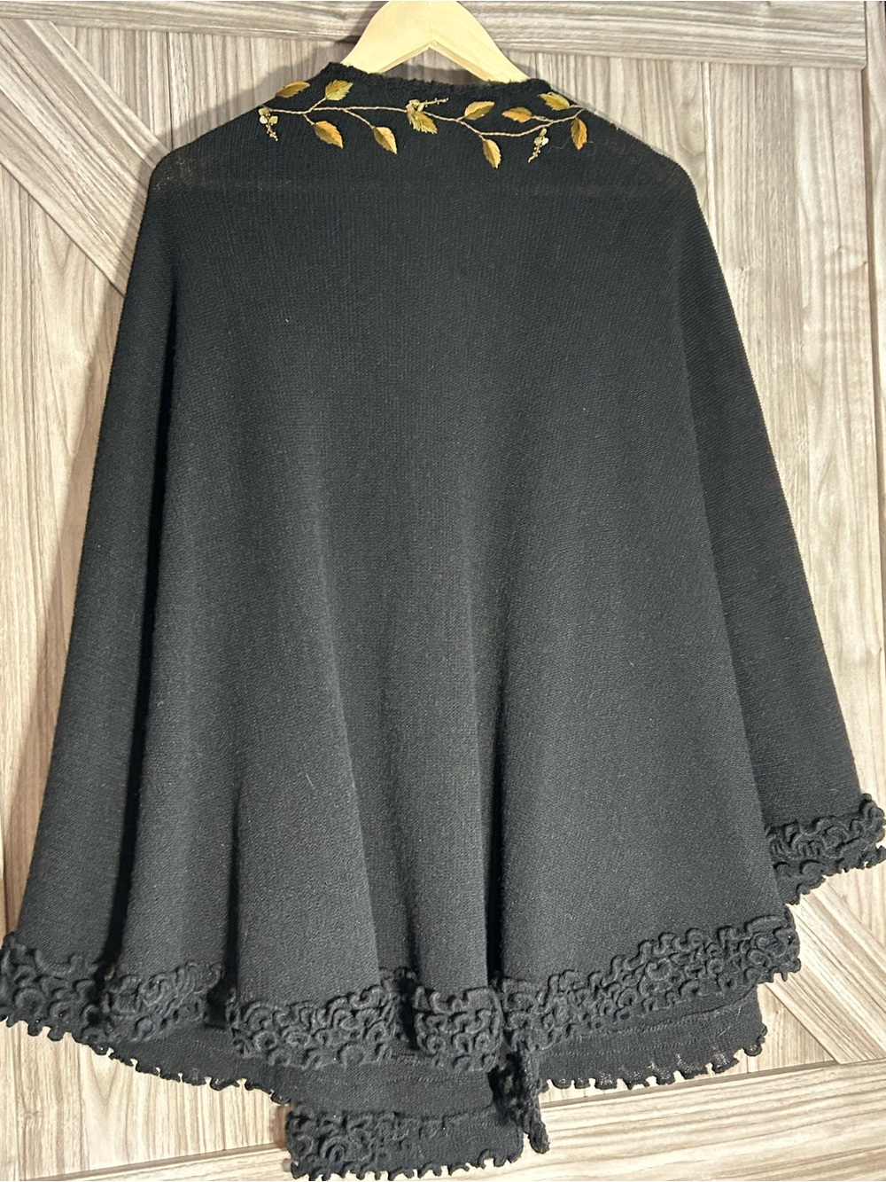 ✨ Vintage All Alpaca Embroidered Gold Leaf Beaded Stone Ruana Cape ✨ - Picture 2 of 7